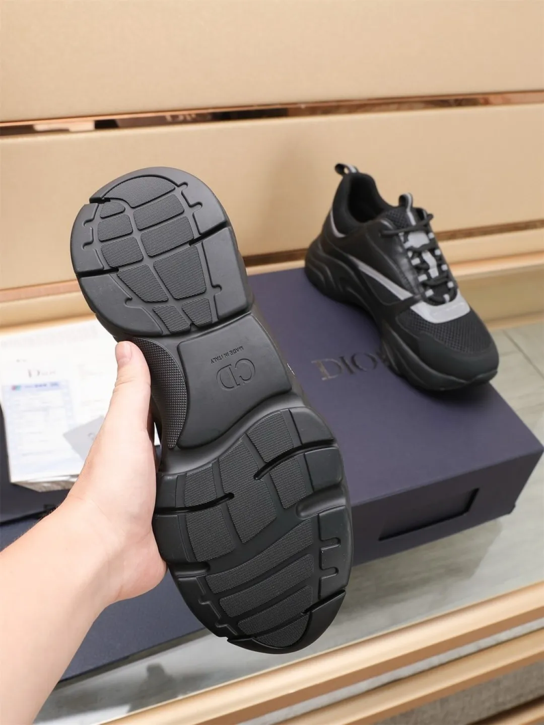 Men's shoes 💰P460💰【Dior】Dior✨ is online at the same time👏 This casual sneaker is a new product in the series and continues Di*r's classic style. The upper is made of original mesh and cow leather, with a two-color textured outsole, and the brand's iconic details on the rear collar and heel to enhance the style. Fashionable and versatile. Wear it with jeans or slacks for a casual look. Size: 38-44 (45 customized)